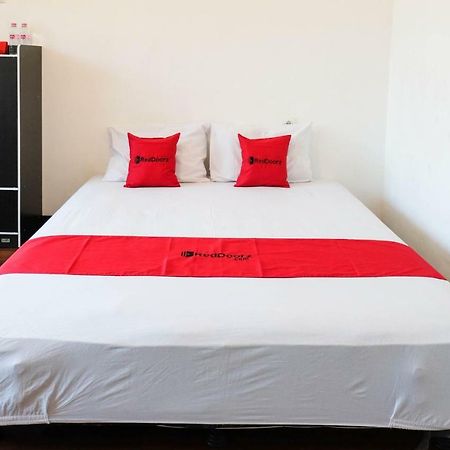 RedDoorz near Ahmad Yani Airport 3 Otel Semarang Dış mekan fotoğraf