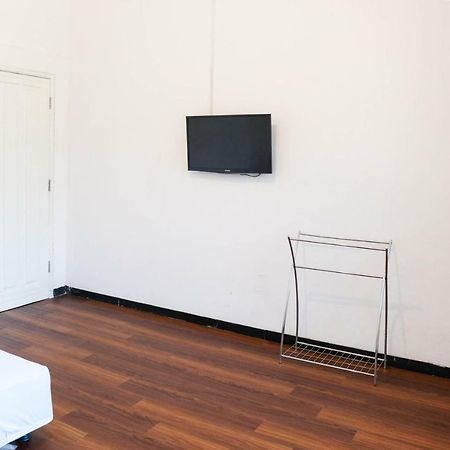 RedDoorz near Ahmad Yani Airport 3 Otel Semarang Dış mekan fotoğraf