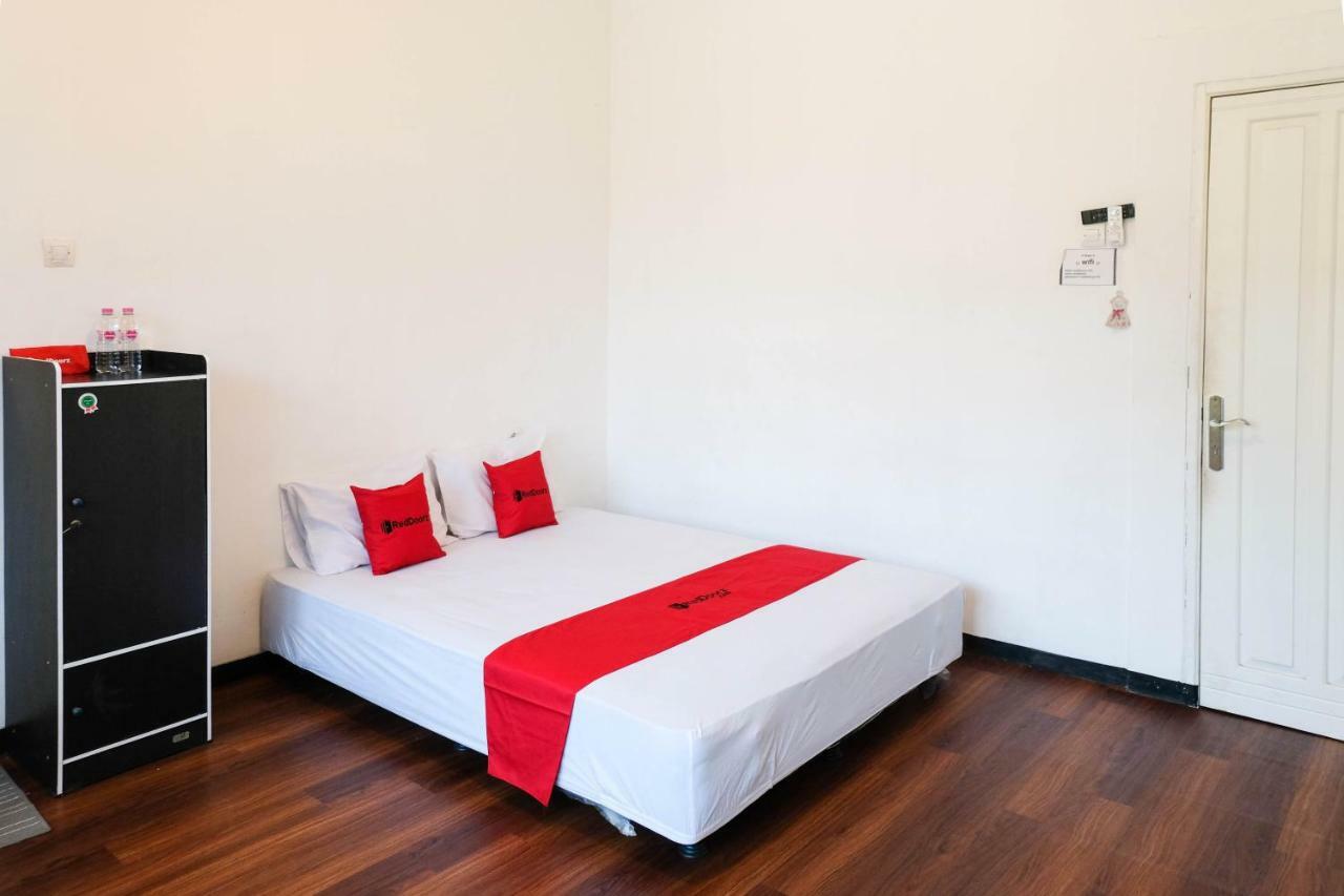 RedDoorz near Ahmad Yani Airport 3 Otel Semarang Dış mekan fotoğraf