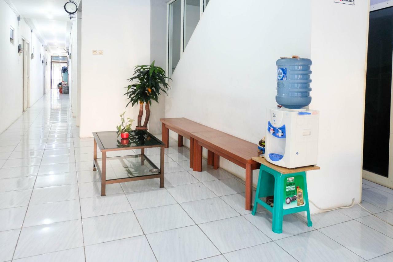 RedDoorz near Ahmad Yani Airport 3 Otel Semarang Dış mekan fotoğraf