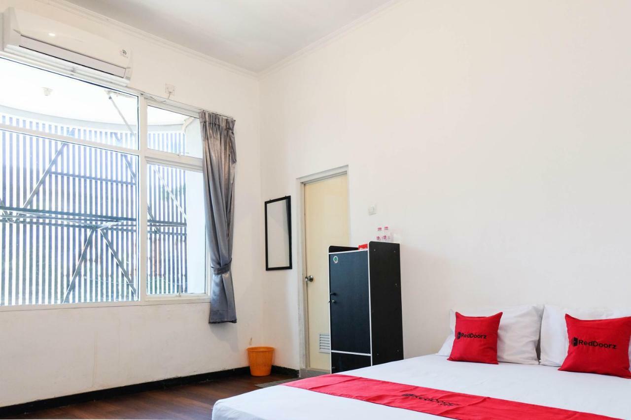 RedDoorz near Ahmad Yani Airport 3 Otel Semarang Dış mekan fotoğraf