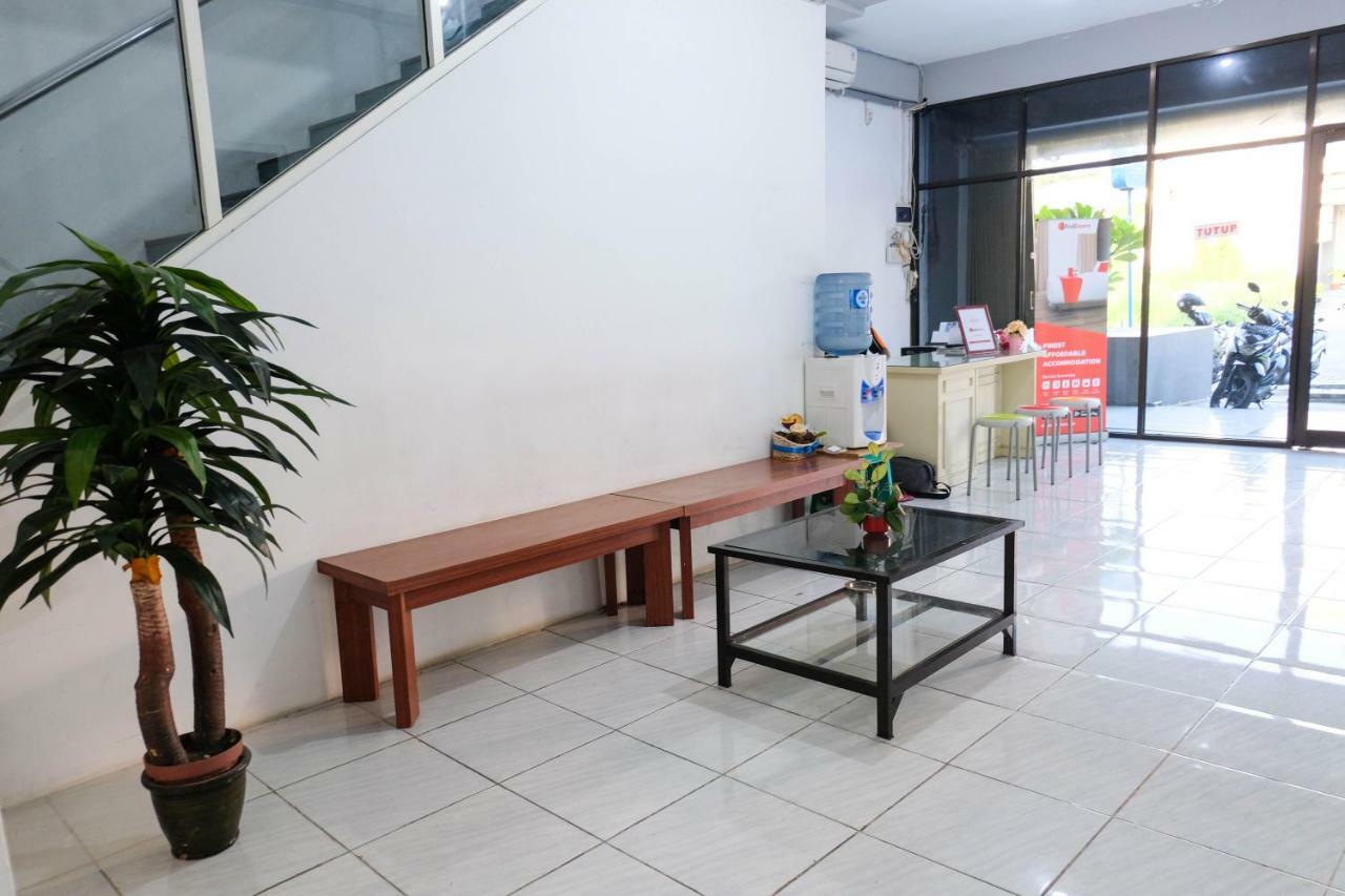 RedDoorz near Ahmad Yani Airport 3 Otel Semarang Dış mekan fotoğraf