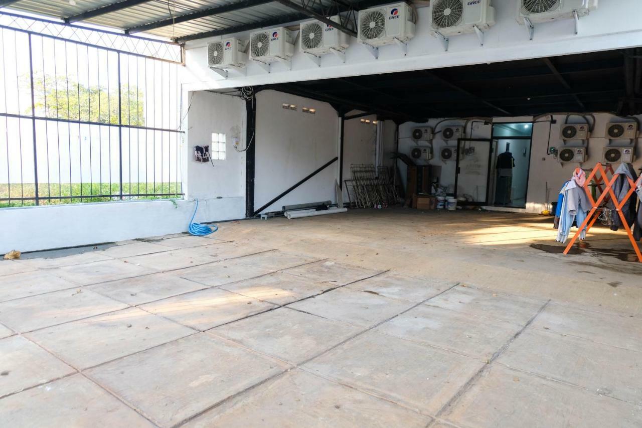 RedDoorz near Ahmad Yani Airport 3 Otel Semarang Dış mekan fotoğraf
