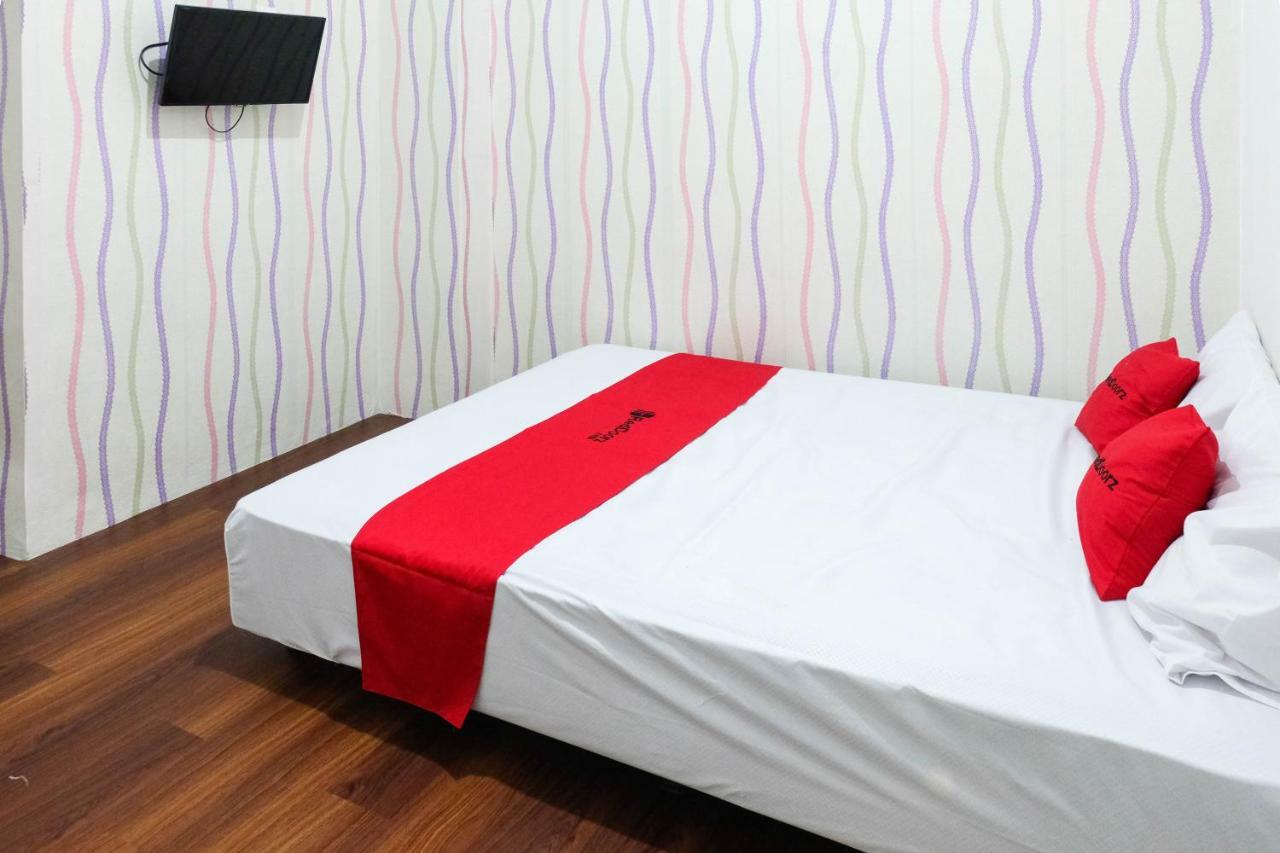 RedDoorz near Ahmad Yani Airport 3 Otel Semarang Dış mekan fotoğraf