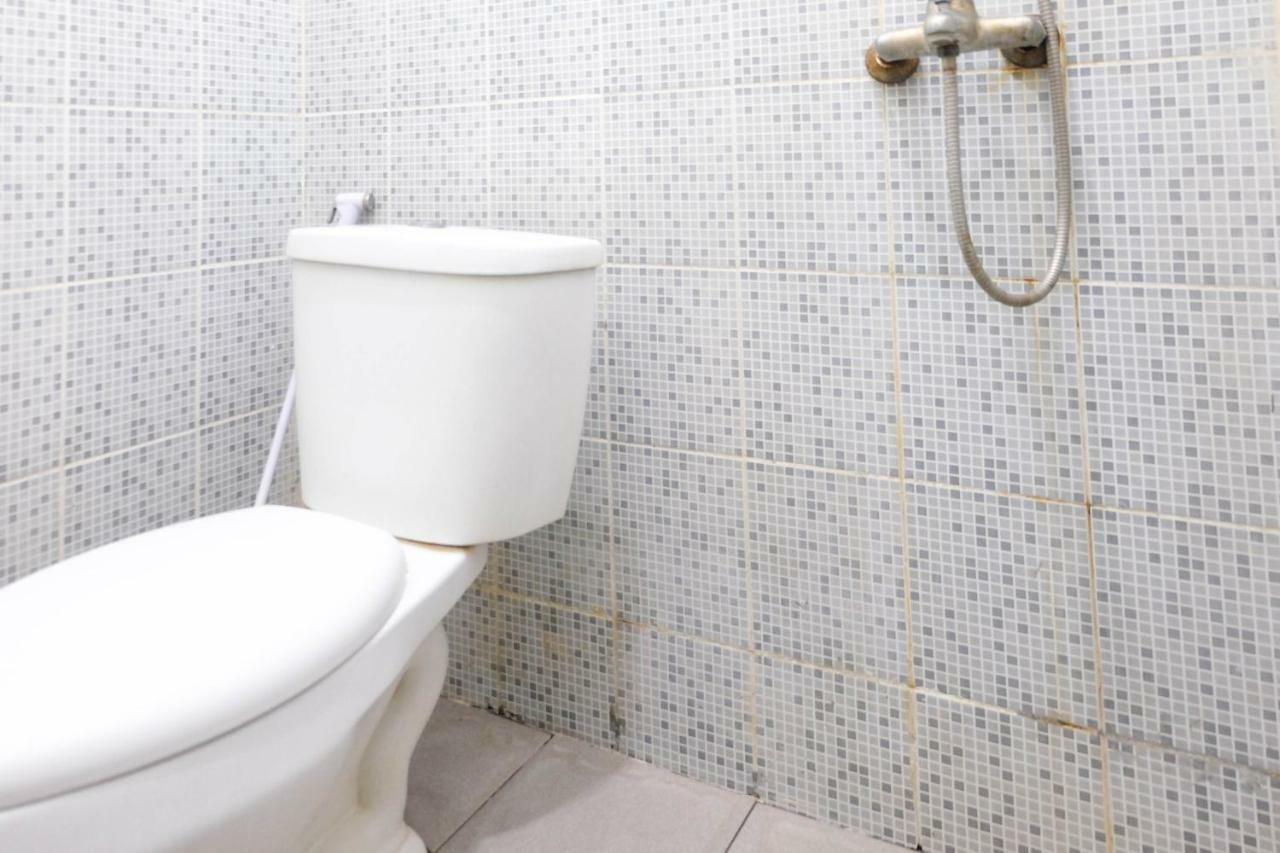 RedDoorz near Ahmad Yani Airport 3 Otel Semarang Dış mekan fotoğraf