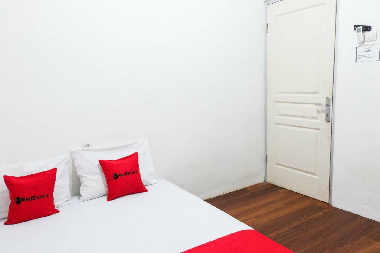 RedDoorz near Ahmad Yani Airport 3 Otel Semarang Dış mekan fotoğraf
