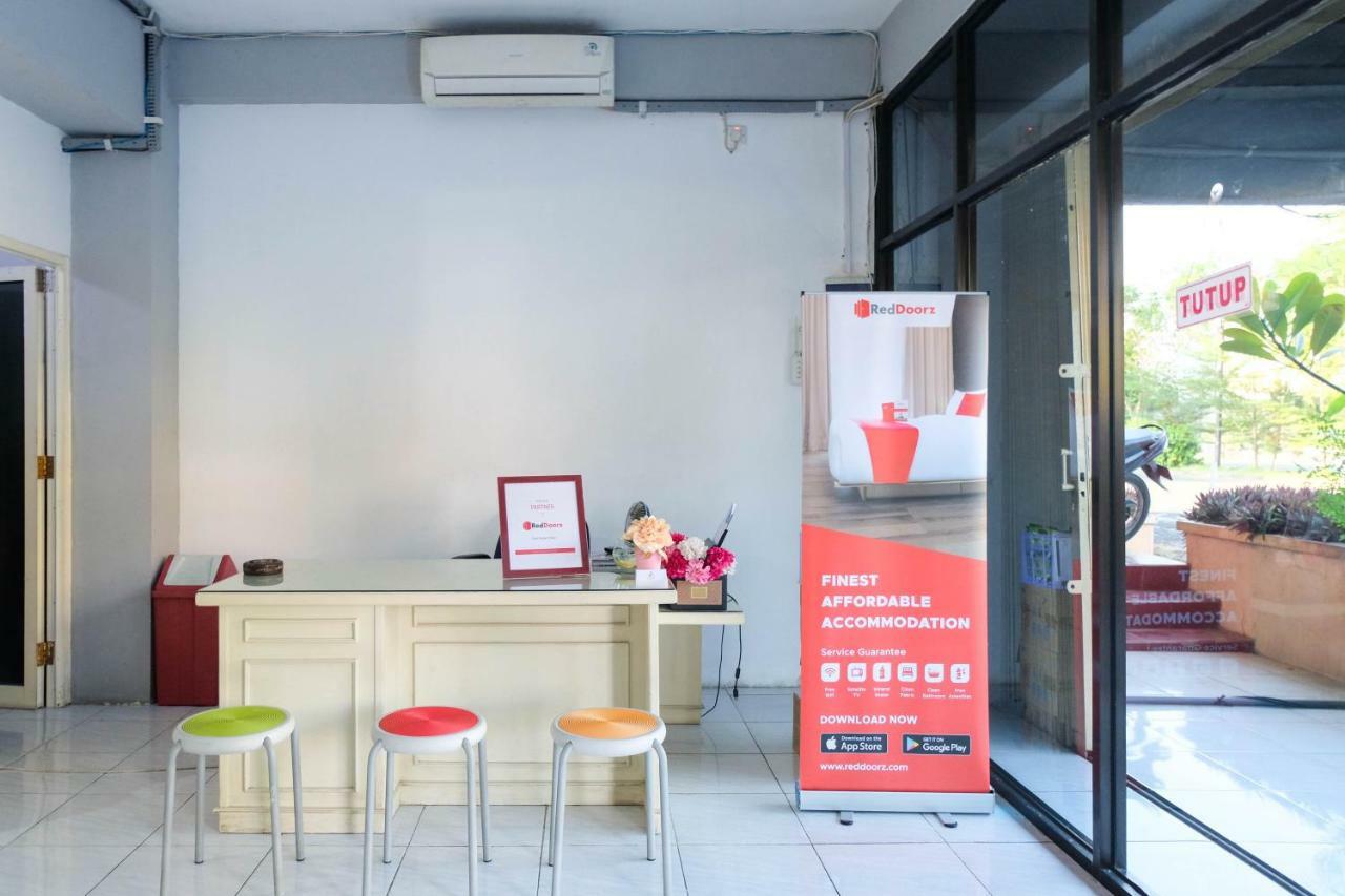 RedDoorz near Ahmad Yani Airport 3 Otel Semarang Dış mekan fotoğraf