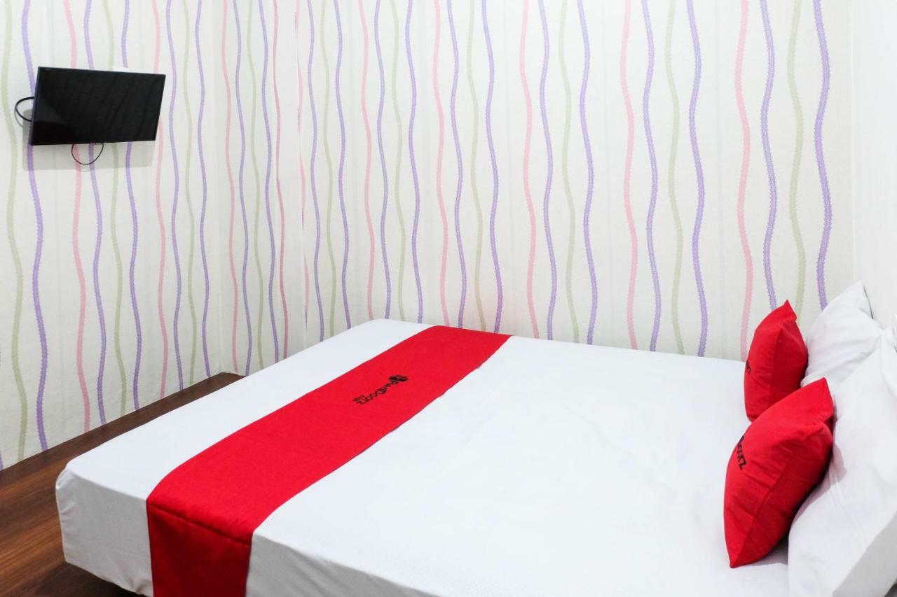 RedDoorz near Ahmad Yani Airport 3 Otel Semarang Dış mekan fotoğraf