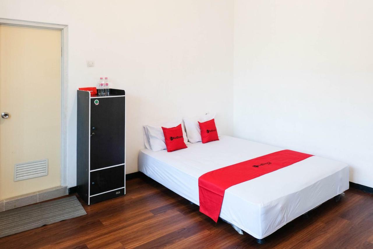 RedDoorz near Ahmad Yani Airport 3 Otel Semarang Dış mekan fotoğraf