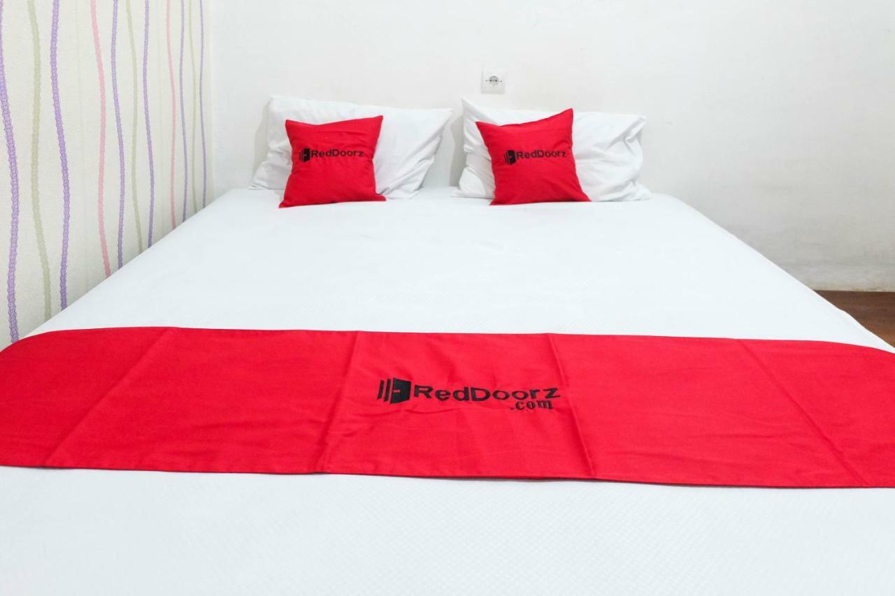 RedDoorz near Ahmad Yani Airport 3 Otel Semarang Dış mekan fotoğraf